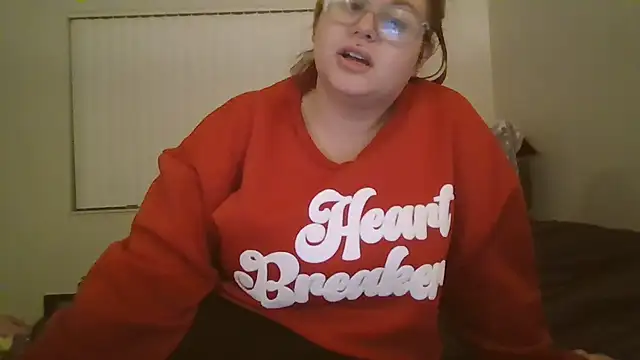 Snapshot of HoneyBear19 chatting on 02/15/25, 05:19 HoneyBear19 online show from 02/15/25, 05:19