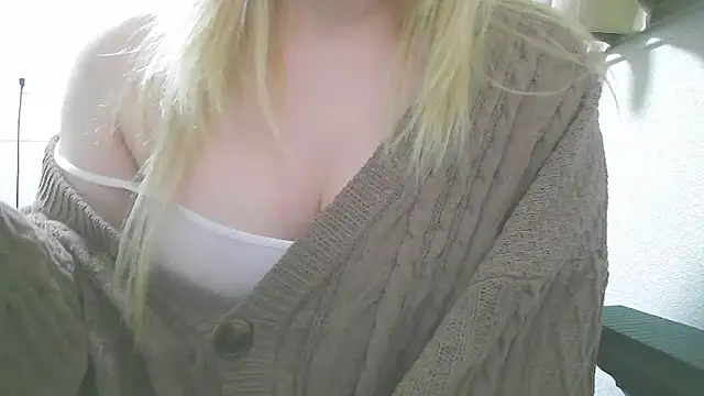 Snapshot of Remi_official chatting on 12/16/25, 10:20 Remi official online show from 12/16/25, 10:20