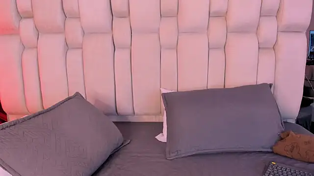 Radiant Naomi online show from 04/18/26, 11:25