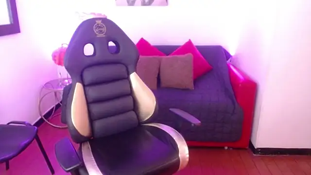 Snapshot of Lili_Gomez_ chatting on 02/04/25, 04:39 Lili Gomez online show from 02/04/25, 04:39