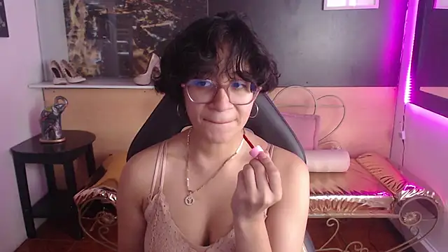 Snapshot of Lili_Gomez_ chatting on 11/02/25, 12:18 Lili Gomez online show from 11/02/25, 12:18