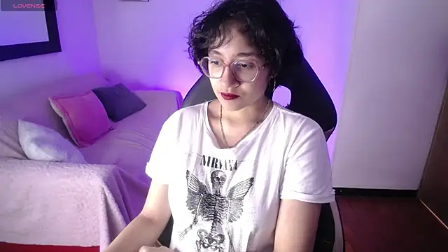 Snapshot of Lili_Gomez_ chatting on 11/18/25, 02:43 Lili Gomez online show from 11/18/25, 02:43