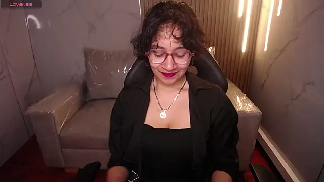 Snapshot of Lili_Gomez_ chatting on 11/21/25, 01:43 Lili Gomez online show from 11/21/25, 01:43
