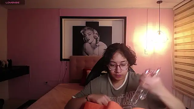 Snapshot of Lili_Gomez_ chatting on 11/25/25, 01:44 Lili Gomez online show from 11/25/25, 01:44