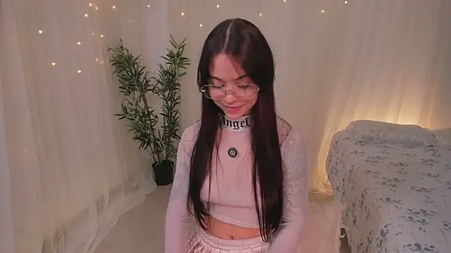 Lia Sweett  online show from 05/13/26, 04:15