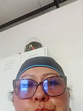 Snapshot of Darly_Gomez chatting on 02/18/25, 03:32 Darly Gomez online show from 02/18/25, 03:32