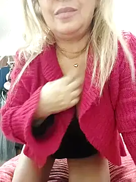 Snapshot of Emmamilfita chatting on 12/08/24, 03:45 Emmamilfita online show from 12/08/24, 03:45