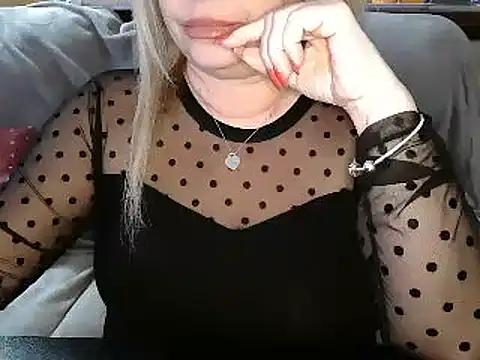 Snapshot of Emmamilfita chatting on 12/28/24, 08:58 Emmamilfita online show from 12/28/24, 08:58