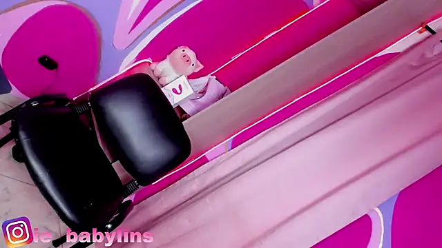 Snapshot of babylinsie chatting on 01/25/25, 04:34 babylinsie online show from 01/25/25, 04:34