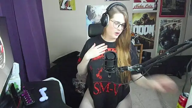 Snapshot of HannahCastle96 chatting on 12/10/24, 06:11 HannahCastle96 online show from 12/10/24, 06:11