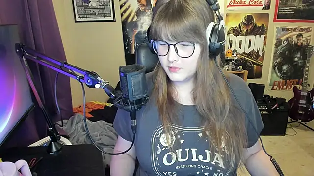 Snapshot of HannahCastle96 chatting on 10/06/25, 12:19 HannahCastle96 online show from 10/06/25, 12:19