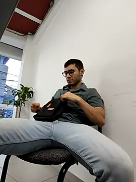 Snapshot of alexdesire chatting on 11/26/25, 10:11 alexdesire online show from 11/26/25, 10:11