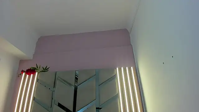 Snapshot of victoriamoon-01 chatting on 10/01/25, 08:37 victoriamoon-01 online show from 10/01/25, 08:37