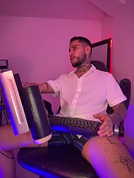 Junihn0 online show from 12/16/25, 08:19