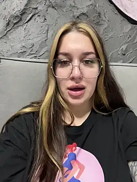 Snapshot of VikiDemi chatting on 11/08/25, 03:56 VikiDemi online show from 11/08/25, 03:56