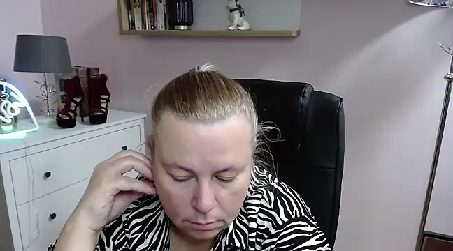 Snapshot of NancyCREAM chatting on 02/19/25, 11:49 NancyCREAM online show from 02/19/25, 11:49