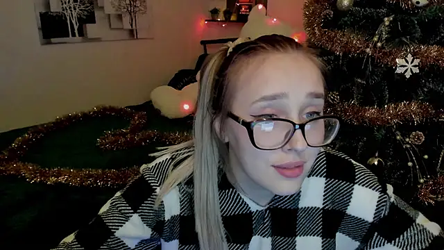 LinaTruly online show from 12/23/24, 11:06