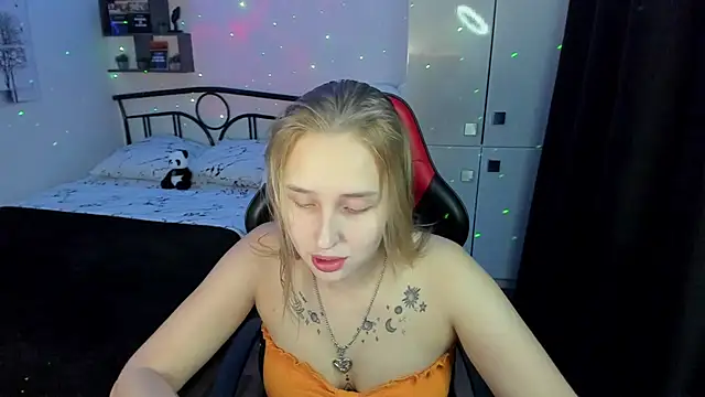 LinaTruly online show from 10/13/25, 09:37