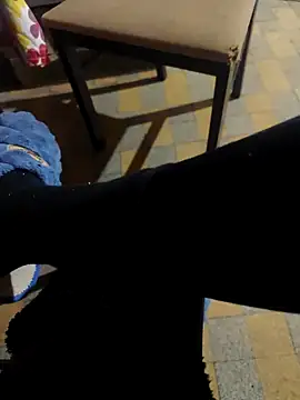 Snapshot of ariel-rick chatting on 11/28/25, 01:03 ariel-rick online show from 11/28/25, 01:03