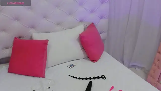 anchela-garcia1 online show from 10/31/25, 02:40