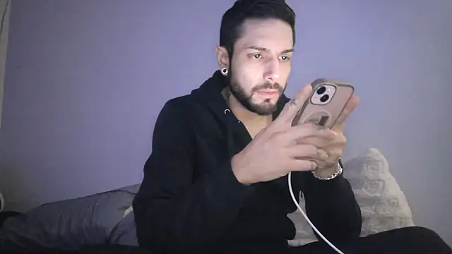 Snapshot of DerekPerez2025 chatting on 12/15/25, 04:00 DerekPerez2025 online show from 12/15/25, 04:00