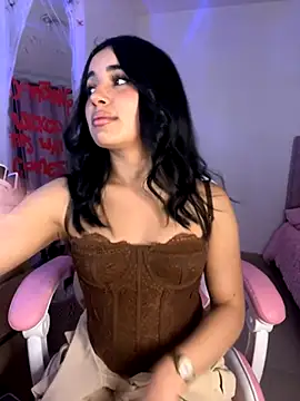 Snapshot of Emily-14 chatting on 10/28/25, 05:00 Emily-14 online show from 10/28/25, 05:00