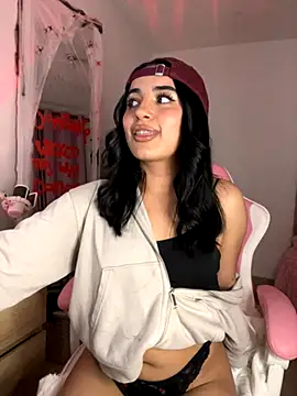 Snapshot of Emily-14 chatting on 10/29/25, 04:04 Emily-14 online show from 10/29/25, 04:04