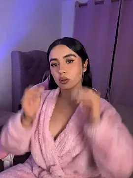 Snapshot of Emily-14 chatting on 11/07/25, 09:31 Emily-14 online show from 11/07/25, 09:31