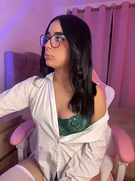 Snapshot of Emily-14 chatting on 11/12/25, 04:02 Emily-14 online show from 11/12/25, 04:02