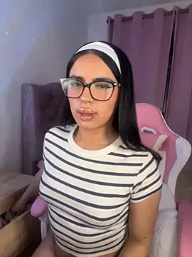 Snapshot of Emily-14 chatting on 11/13/25, 04:44 Emily-14 online show from 11/13/25, 04:44