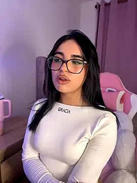 Snapshot of Emily-14 chatting on 11/18/25, 02:50 Emily-14 online show from 11/18/25, 02:50