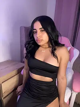 Snapshot of Emily-14 chatting on 11/25/25, 05:18 Emily-14 online show from 11/25/25, 05:18