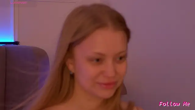 Snapshot of DorisHell chatting on 12/17/25, 12:16 DorisHell online show from 12/17/25, 12:16