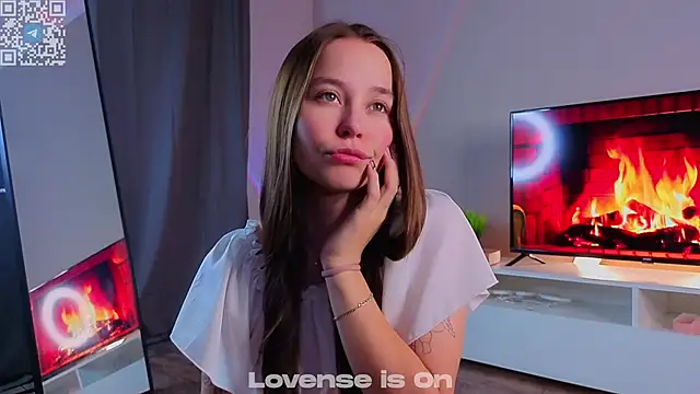 Snapshot of FalineDowlen chatting on 11/24/25, 02:00 FalineDowlen online show from 11/24/25, 02:00