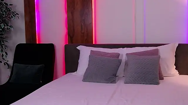 Snapshot of SkylerSpark chatting on 10/24/25, 07:32 SkylerSpark online show from 10/24/25, 07:32