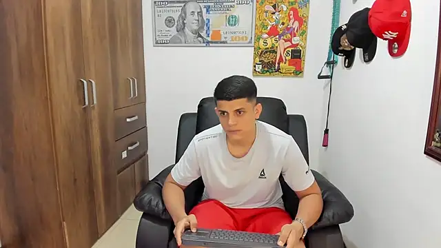 Snapshot of boss_of_cash chatting on 10/01/25, 12:05 boss of cash online show from 10/01/25, 12:05