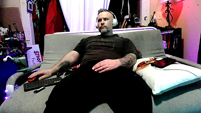 Snapshot of TwoFarty240 chatting on 02/15/26, 11:12 TwoFarty240 online show from 02/15/26, 11:12