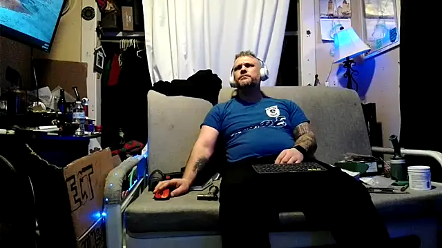 Snapshot of TwoFarty240 chatting on 02/19/26, 04:52 TwoFarty240 online show from 02/19/26, 04:52