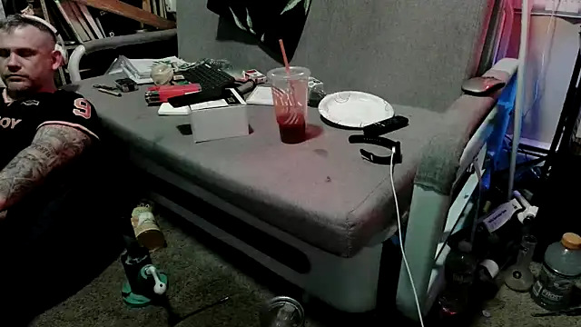 Snapshot of TwoFarty240 chatting on 03/19/26, 03:43 TwoFarty240 online show from 03/19/26, 03:43