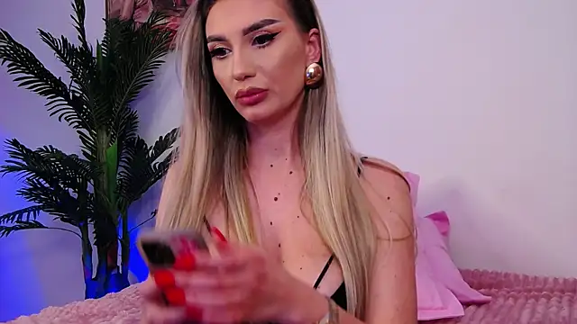 Snapshot of FelyJolie chatting on 12/17/24, 03:39 FelyJolie online show from 12/17/24, 03:39
