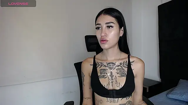 Snapshot of Cassie_howard_ chatting on 12/24/24, 05:16 Cassie howard online show from 12/24/24, 05:16