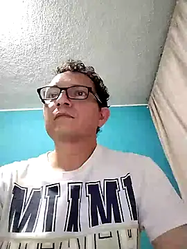 Snapshot of Bombi22 chatting on 12/17/24, 02:55 Bombi22 online show from 12/17/24, 02:55