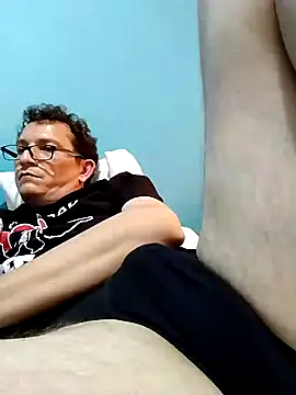 Snapshot of Bombi22 chatting on 12/17/24, 10:11 Bombi22 online show from 12/17/24, 10:11