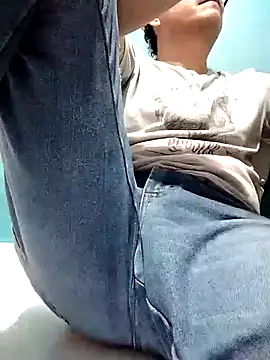 Snapshot of Bombi22 chatting on 12/20/24, 05:14 Bombi22 online show from 12/20/24, 05:14