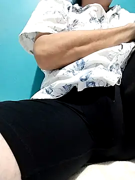 Snapshot of Bombi22 chatting on 01/02/25, 04:30 Bombi22 online show from 01/02/25, 04:30