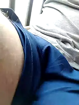 Snapshot of Bombi22 chatting on 01/04/25, 03:39 Bombi22 online show from 01/04/25, 03:39