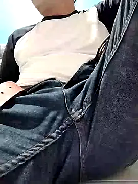 Snapshot of Bombi22 chatting on 01/07/25, 03:46 Bombi22 online show from 01/07/25, 03:46