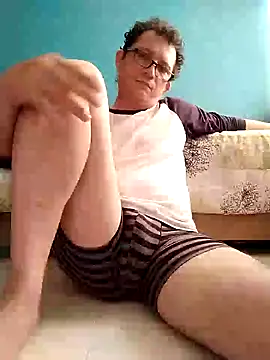 Snapshot of Bombi22 chatting on 01/07/25, 03:23 Bombi22 online show from 01/07/25, 03:23