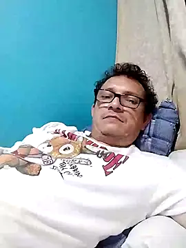 Snapshot of Bombi22 chatting on 01/13/25, 03:34 Bombi22 online show from 01/13/25, 03:34