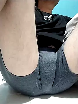 Snapshot of Bombi22 chatting on 01/27/25, 05:47 Bombi22 online show from 01/27/25, 05:47